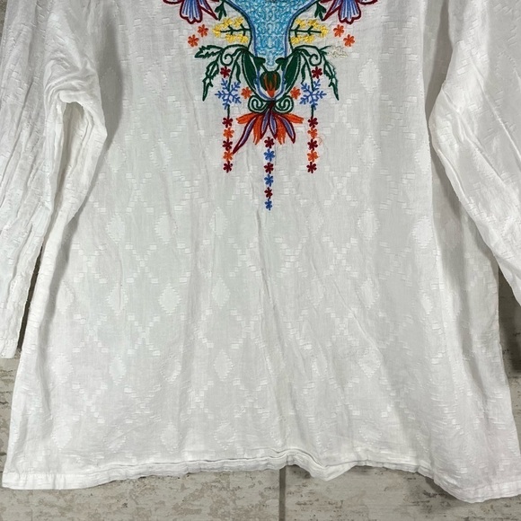 VICKI WAYNE Embossed Vine White Tunic w/ Colorful Floral Embroidery Size Small - Picture 3 of 10